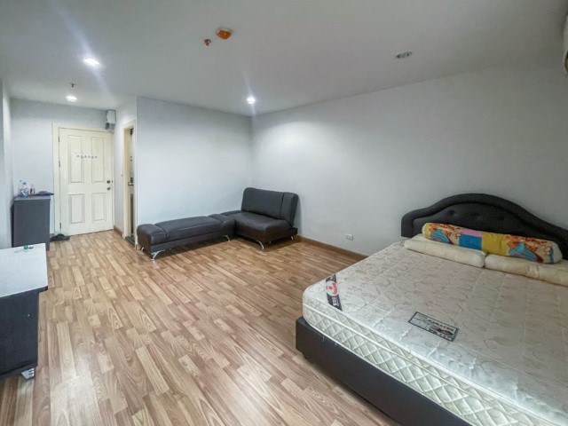 *****คอนโดมิเนียมมือสองย่านกรุงเทพมหานคร โครงการ รีเจ้นท์โฮม15 แจ้งวัฒนะ บนเนื้อที่ 30.72 ตร.ม. ฟังก์ชัน 1 ห้องนอน 1 ห้องน้ำ แถมฟรี! 1 เครื่องปรับอากาศ ใกล้สนามบินดอนเมือง และรถไฟฟ้าถึง 2 สาย ได้แก่ สายสีเขียวเข้ม "สถานีพหลโยธิน 57" และสายสีชมพู "สถานีราชภัฏพระนคร"